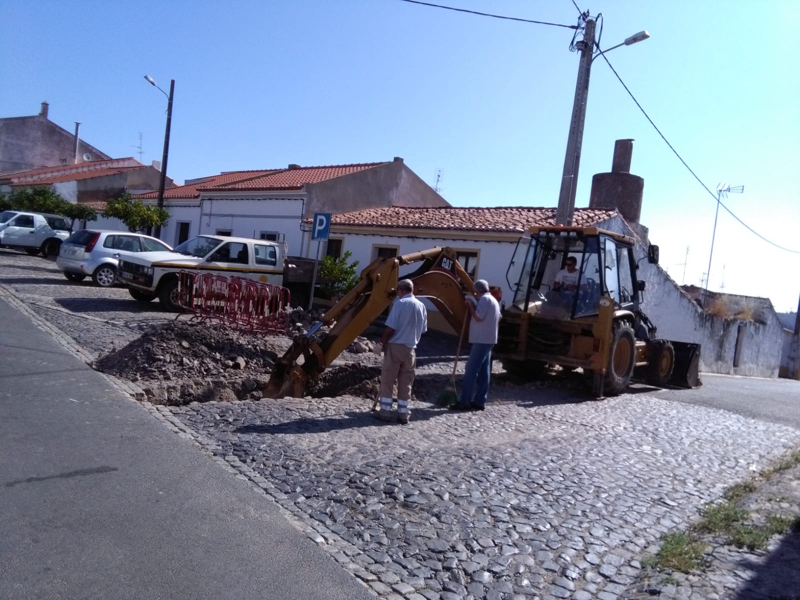 Construção de conduta de água na Rua do Pocinho